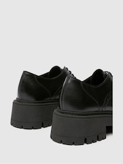 Schuh Liora Chunky Leather črna gležnjar z luknjičastim vzorcem in vezalkami - Slika 4 iz 4