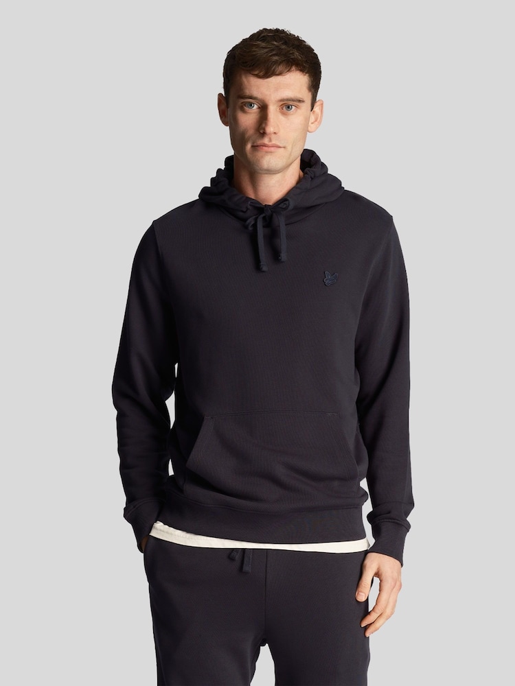 أسود داكن - سترة هودي Tonal Eagle تلبس من الرأس قطن 100% من Lyle & Scott - صورة 1 من 5 أسود داكن - سترة هودي Tonal Eagle تلبس من الرأس قطن 100% من Lyle & Scott - صورة 1 من 5