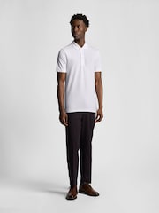 أبيض - Lyle & Scott Tonal Eagle Polo Shirt - صورة 2 من 5