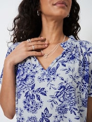Blau - Crew Clothing Lia Frill V-Neck Blouse - Bild 4 von 5