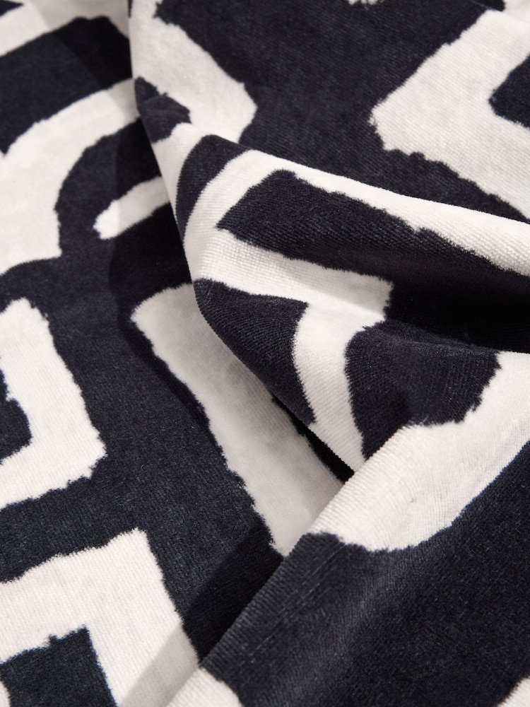 Blue Geo Pocket 100% Cotton Beach Towel - Image 2 of 3