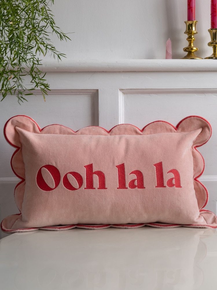 Бархатная подушка с фигурными краями и надписью Rockett St George Ooh La La - Изображение 1 из 6 Бархатная подушка с фигурными краями и надписью Rockett St George Ooh La La - Изображение 1 из 6
