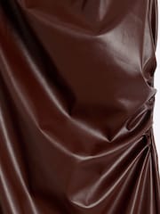 River Island Drapiertes Midi-Kleid aus Kunstleder - Bild 3 von 3