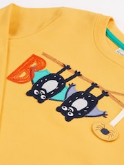 أصفر ـ رداء علوي بخياطة أبليكيه على شكل خفاش هالوين من Frugi - صورة 4 من 5