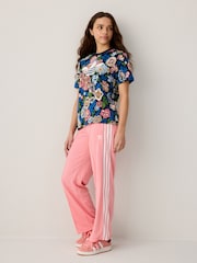 أزرق - أبيض - تيشِرت مورد قطن 100% تشكيلة Liberty London من adidas originals - صورة 2 من 6