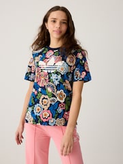 أزرق - أبيض - تيشِرت مورد قطن 100% تشكيلة Liberty London من adidas originals - صورة 4 من 6
