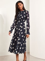 Lipsy Langärmeliges, gepunktetes Midikleid mit geraffter Taille - Bild 1 von 4