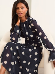 Lipsy Langärmeliges, gepunktetes Midikleid mit geraffter Taille - Bild 3 von 4