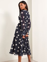 Lipsy Langärmeliges, gepunktetes Midikleid mit geraffter Taille - Bild 4 von 4
