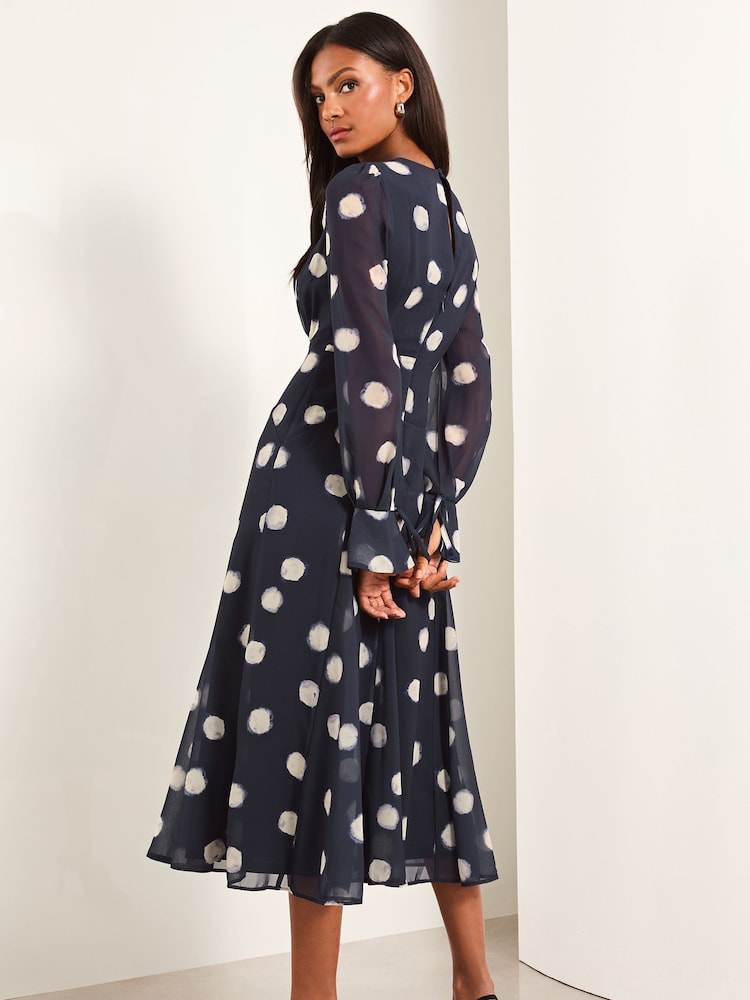 Lipsy Langärmeliges, gepunktetes Midikleid mit geraffter Taille - Bild 4 von 4
