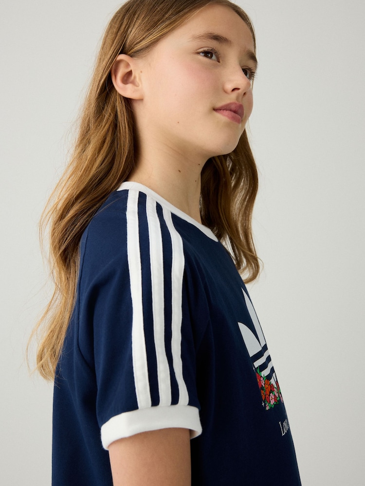 تيشِرت قطن 100% فضفاض مُزيَّن بشعار كبير من adidas originals - Image 4 of 6