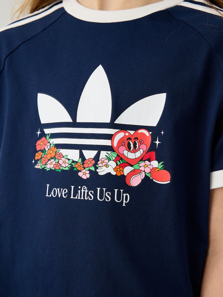 تيشِرت قطن 100% فضفاض مُزيَّن بشعار كبير من adidas originals - Image 5 of 6
