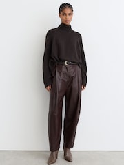 Schokoladenbraun - Reiss Brielle Wool-Cashmere Cable-Knit Roll-Neck Jumper - Bild 4 von 7