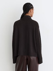 Schokoladenbraun - Reiss Brielle Wool-Cashmere Cable-Knit Roll-Neck Jumper - Bild 6 von 7