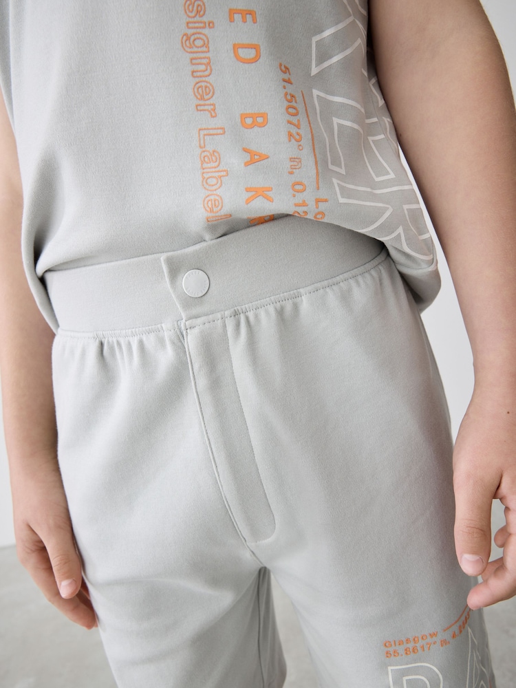 Grau - Baker by Ted Baker – Set aus Polo-Shirt und Shorts aus 100 % Baumwolle - Bild 9 von 9 Grau - Baker by Ted Baker – Set aus Polo-Shirt und Shorts aus 100 % Baumwolle - Bild 9 von 9