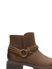 Braun - Clarks Mushroom Stiefel „Oily Hearth Kaylie“ - Bild 1 von 7
