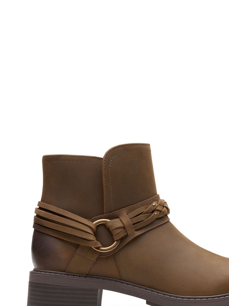 Braun - Clarks Mushroom Stiefel „Oily Hearth Kaylie“ - Bild 1 von 7 Braun - Clarks Mushroom Stiefel „Oily Hearth Kaylie“ - Bild 1 von 7