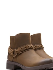 Braun - Clarks Mushroom Stiefel „Oily Hearth Kaylie“ - Bild 4 von 7