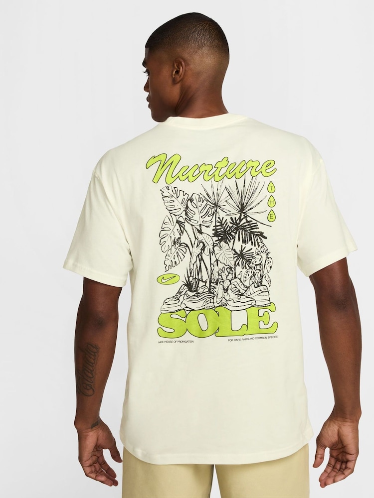 Nike Green Sportswear Blooming Graphic 100% Cotton T-Shirt - Image 2 of 6