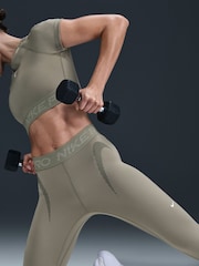 Nike Green Pro Mid Rise 7/8 Graphic Leggings - Image 4 of 7