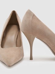 밝은 회갈색 - Reiss Tilly Suede Pointed-Toe Mid-Heel Court Shoes - 5의 이미지 5