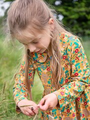 Frugi gelbes Herbstkleid mit durchgehendem Print - Bild 2 von 6