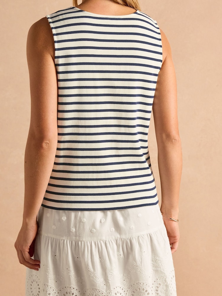 Kremno bela in temno modra - Joules Premium Ribbed Jersey Cotton Waistcoat - Slika 2 iz 8 Kremno bela in temno modra - Joules Premium Ribbed Jersey Cotton Waistcoat - Slika 2 iz 8