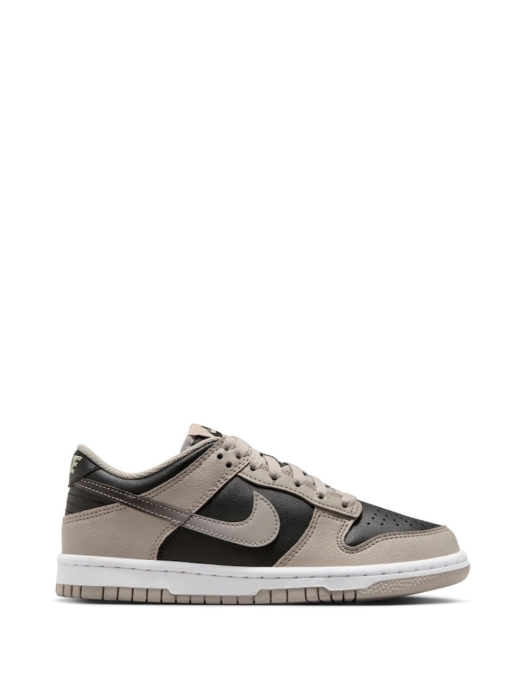 Estilo universitario en gris/negro - Nike Youth Dunk Bajo Trainers - Imagen 1 de 8