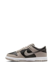 Estilo universitario en gris/negro - Nike Youth Dunk Bajo Trainers - Imagen 2 de 8