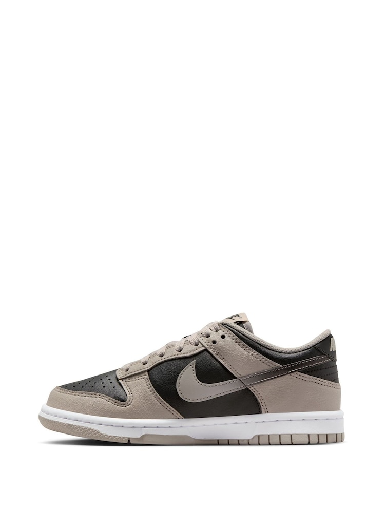Estilo universitario en gris/negro - Nike Youth Dunk Bajo Trainers - Imagen 2 de 8