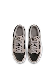 Estilo universitario en gris/negro - Nike Youth Dunk Bajo Trainers - Imagen 4 de 8