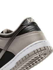 Estilo universitario en gris/negro - Nike Youth Dunk Bajo Trainers - Imagen 8 de 8
