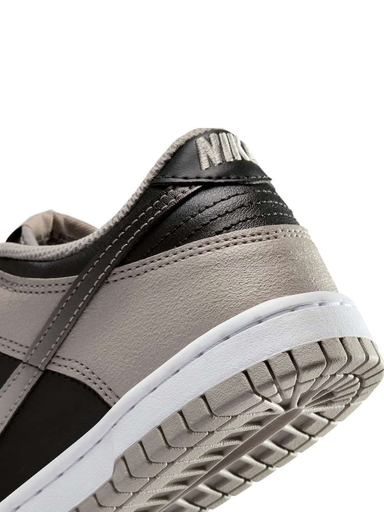 Estilo universitario en gris/negro - Nike Youth Dunk Bajo Trainers - Imagen 8 de 8