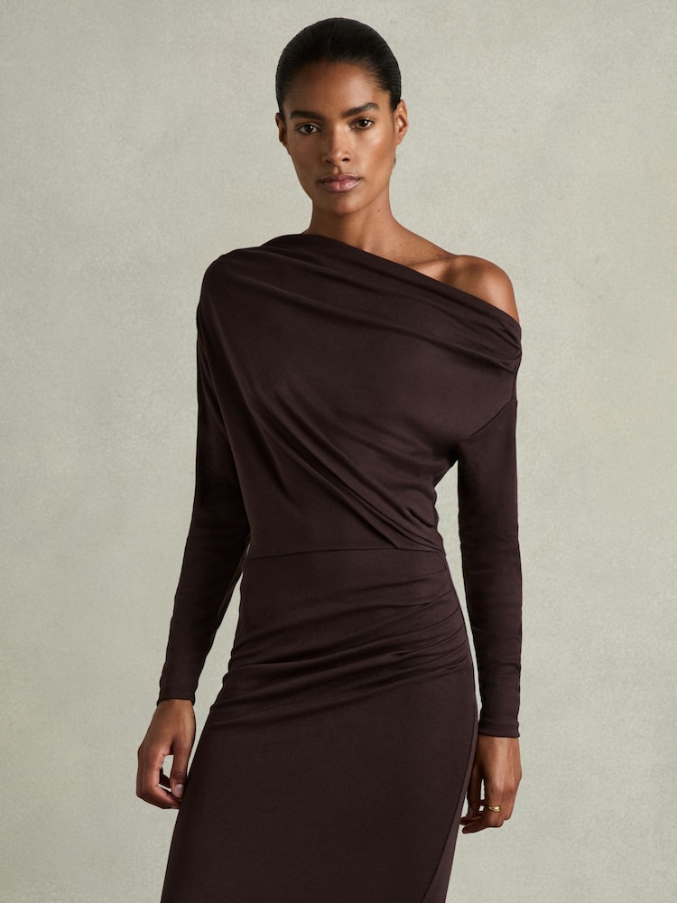 Коричневый - Платье миди из джерси Reiss Fleur с открытыми плечами и сборками - Изображение 1 из 7