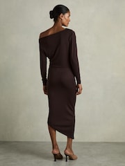 Коричневый - Платье миди из джерси Reiss Fleur с открытыми плечами и сборками - Изображение 5 из 7
