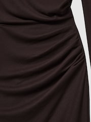 Коричневый - Платье миди из джерси Reiss Fleur с открытыми плечами и сборками - Изображение 6 из 7