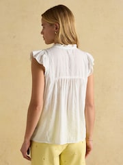 Blanco - Joules Nolan Sleeveless Smocked Blouse - Imagen 2 de 10
