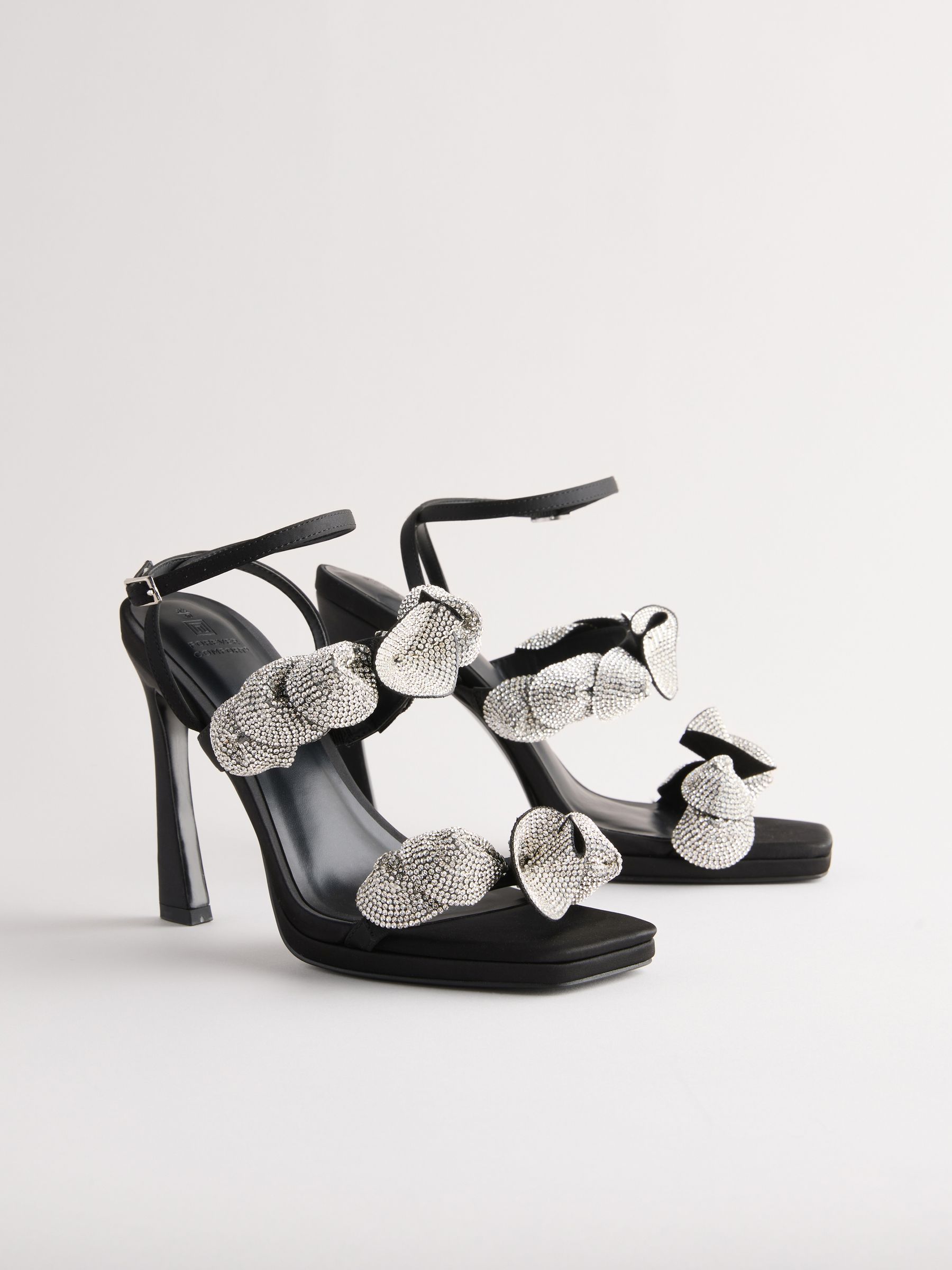 Acheter Noir Forever Comfort Sandales a talons hauts bordees de petales en forme de bijoux from Next Luxembourg