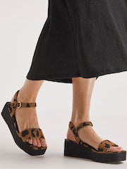 Sandalias estilo alpargatas con plataforma plana, puntera cuadrada y ajuste de ancho extra de Simply Be - Imagen 1 de 4