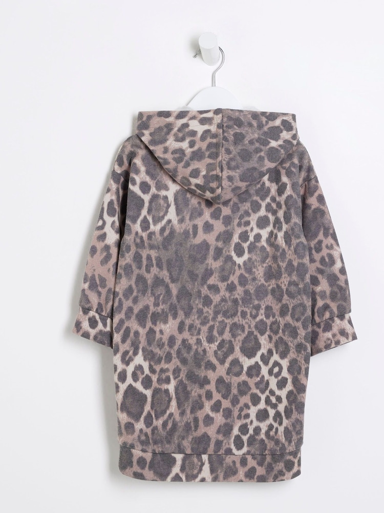 فستان قطن 100% للبنات بأكمام طويلة وهودي مزيّن بطبعة جلد الفهد من River Island - صورة 2 من 4 فستان قطن 100% للبنات بأكمام طويلة وهودي مزيّن بطبعة جلد الفهد من River Island - صورة 2 من 4