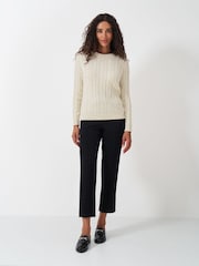 Creme - Crew Clothing Chunky Pullover mit Rundhalsausschnitt und Zopfmuster - Bild 3 von 5