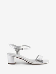 Plateado - Sandalias de tacón cuadrado, corte ancho y diseño minimalista de JD Williams - Imagen 5 de 5