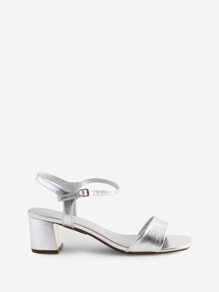 Plateado - Sandalias de tacón cuadrado, corte ancho y diseño minimalista de JD Williams - Imagen 5 de 5