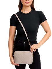 حقيبة تعلق حول الجسم وردية مبطنة من Carvela - صورة 5 من 5