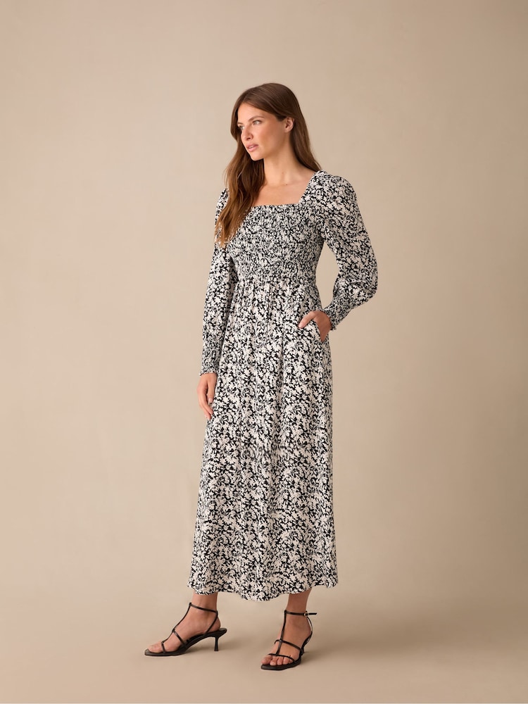 Ro&Zo Black Petite Mono Floral Print Shirred Midaxi Dress - Image 2 of 4