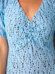 Ro&Zo Blue Petite Ro&Zo Blue Dash Print Ruched Front Midi Dress - Image 4 of 4