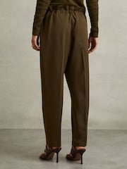 Caqui - Reiss Essie Drawstring Waist Tapered Trousers - Imagen 4 de 5