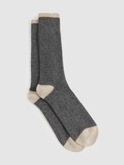Gris medio/avena - Reiss Alby Wool-Cashmere Blend Ribbed Socks - Imagen 1 de 3