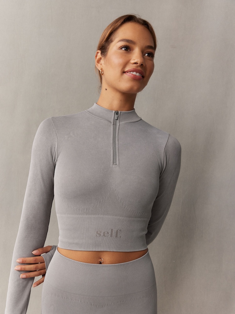 Grau - self. – nahtloses Cropped-Top mit Viertelreißverschluss - Bild 2 von 14 Grau - self. – nahtloses Cropped-Top mit Viertelreißverschluss - Bild 2 von 14
