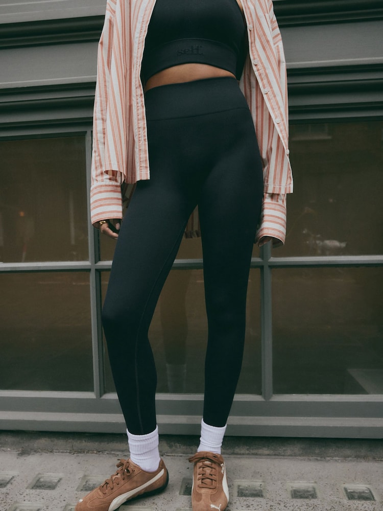 Schwarz - self. Nahtlose Leggings mit Raffung hinten - Bild 2 von 8 Schwarz - self. Nahtlose Leggings mit Raffung hinten - Bild 2 von 8